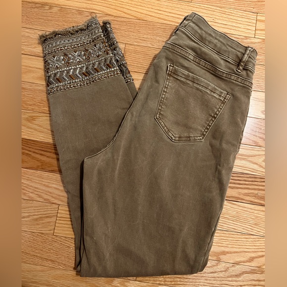 Frank Lyman Montreal taupe jeans w beading & embroidery at hem - Picture 1 of 4